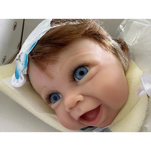 Ashton Drake 'Soo Big Butterfly' Original Issue Vinyl RealTouch Collectible Doll - Picture 2 of 9